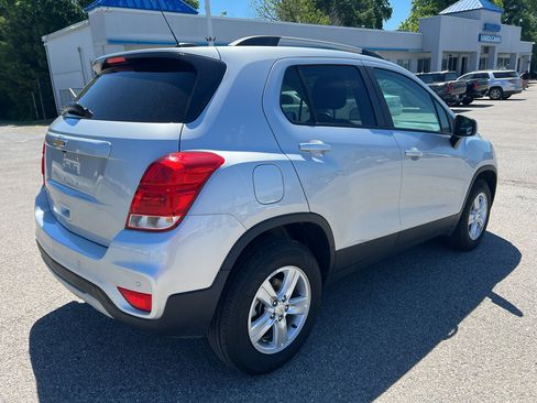 Used 2022 Chevrolet Trax LT w/ Driver Confidence Package AWD/4WD image 3