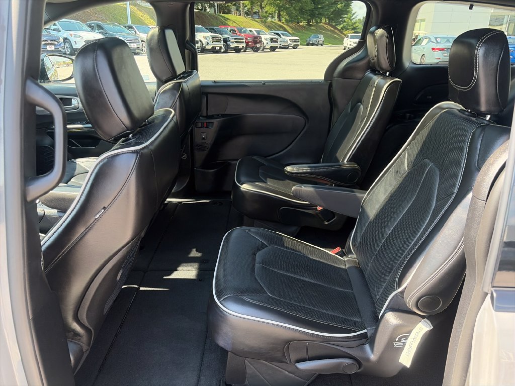 Used 2025 Chrysler Pacifica Limited FWD image 26