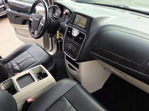 Used 2016 Chrysler Town & Country Touring FWD image 42