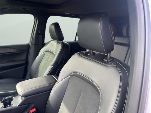 New 2025 Jeep Grand Cherokee Altitude image 27