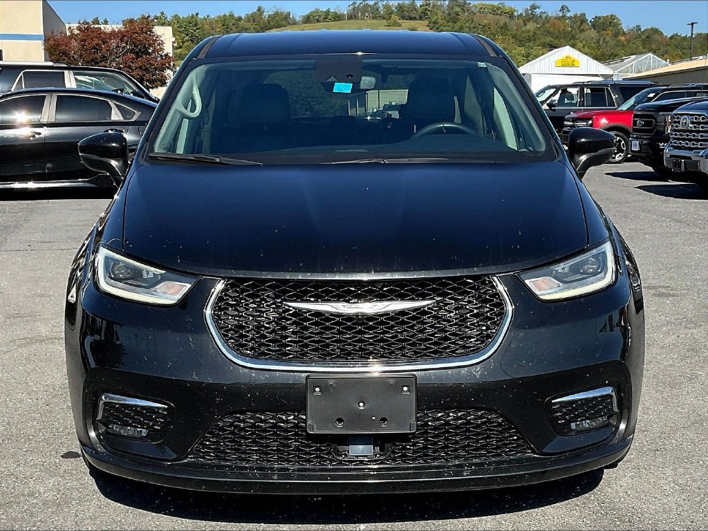 Used 2023 Chrysler Pacifica Touring-L FWD image 11
