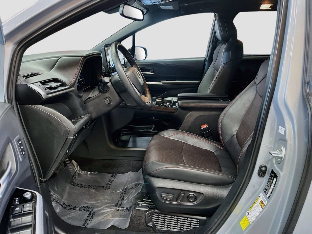 Used 2025 Toyota Sienna XSE w/ XSE Premium Package FWD image 22