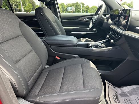 Used 2025 Chevrolet Traverse LT w/ Midnight/Sport Edition FWD image 14