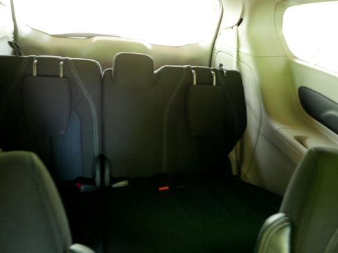 Used 2022 Chrysler Voyager LX image 11