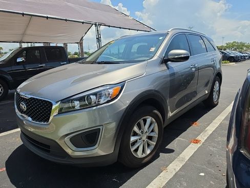 Used 2017 Kia Sorento FWD image 5