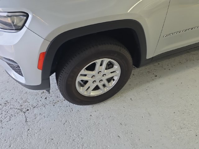 Used 2023 Jeep Grand Cherokee Laredo AWD/4WD image 9