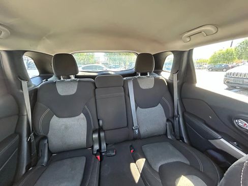 Used 2017 Jeep Cherokee Sport FWD image 16