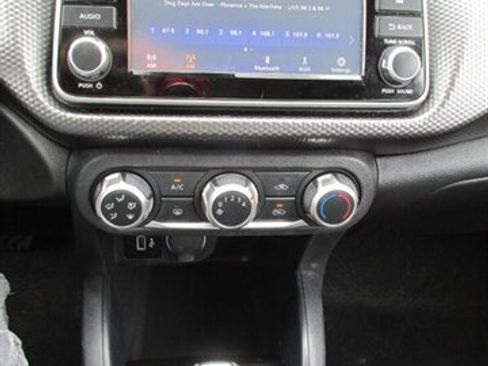 Used 2020 Nissan Kicks S image 23