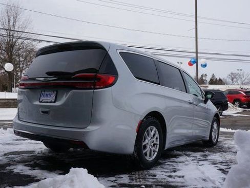 Used 2024 Chrysler Pacifica Touring-L image 8