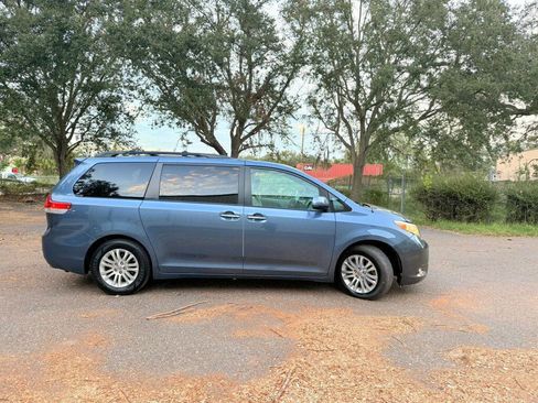 Used 2013 Toyota Sienna XLE image 5