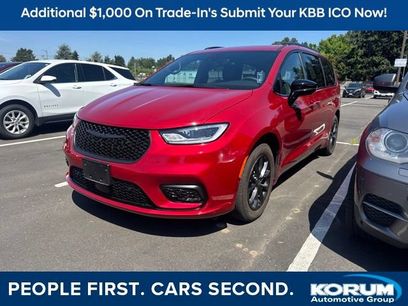 Used 2025 Chrysler Pacifica Select w/ Fav Edition Package