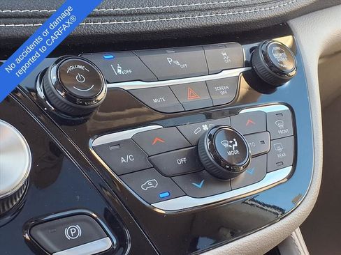 Used 2023 Chrysler Pacifica Limited FWD image 25