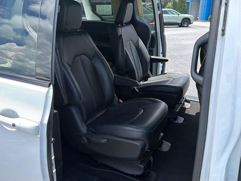 Used 2024 Chrysler Pacifica Limited FWD image 14