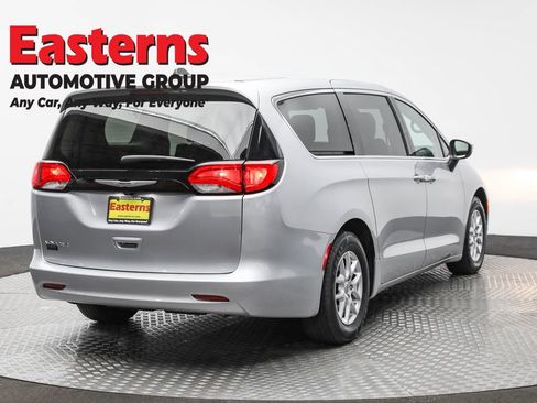 Used 2023 Chrysler Voyager LX FWD image 5