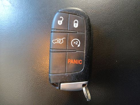 Used 2019 Jeep Grand Cherokee Laredo w/ Security & Convenience Group AWD/4WD image 32