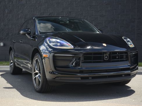 Certified 2026 Porsche Macan AWD/4WD image 9