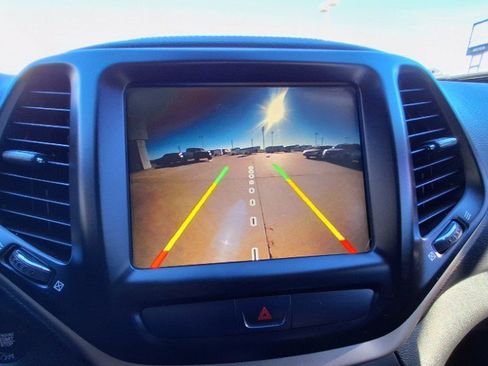 Used 2017 Jeep Cherokee Limited image 18