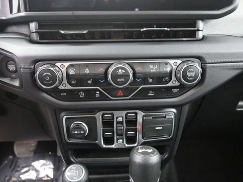 Used 2025 Jeep Wrangler Unlimited Sahara AWD/4WD image 24