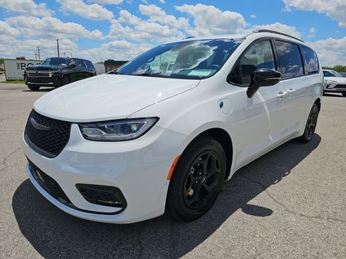 Used 2024 Chrysler Pacifica Premium FWD image 4