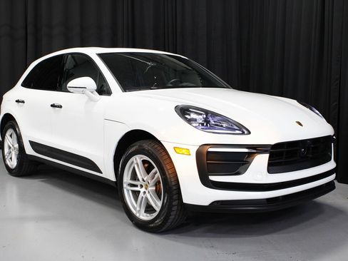 Certified 2025 Porsche Macan image 9