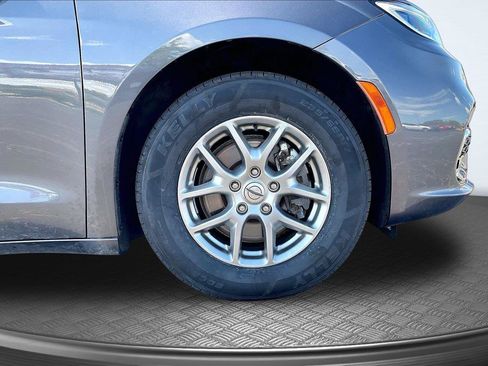 Used 2021 Chrysler Pacifica Touring w/ Cold Weather Group FWD image 9