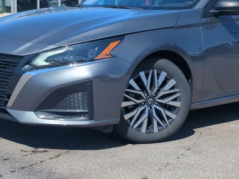 Used 2024 Nissan Altima 2.5 SV FWD image 3
