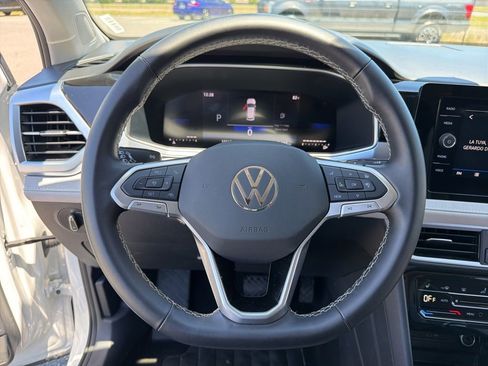 Used 2025 Volkswagen Taos SE FWD image 15