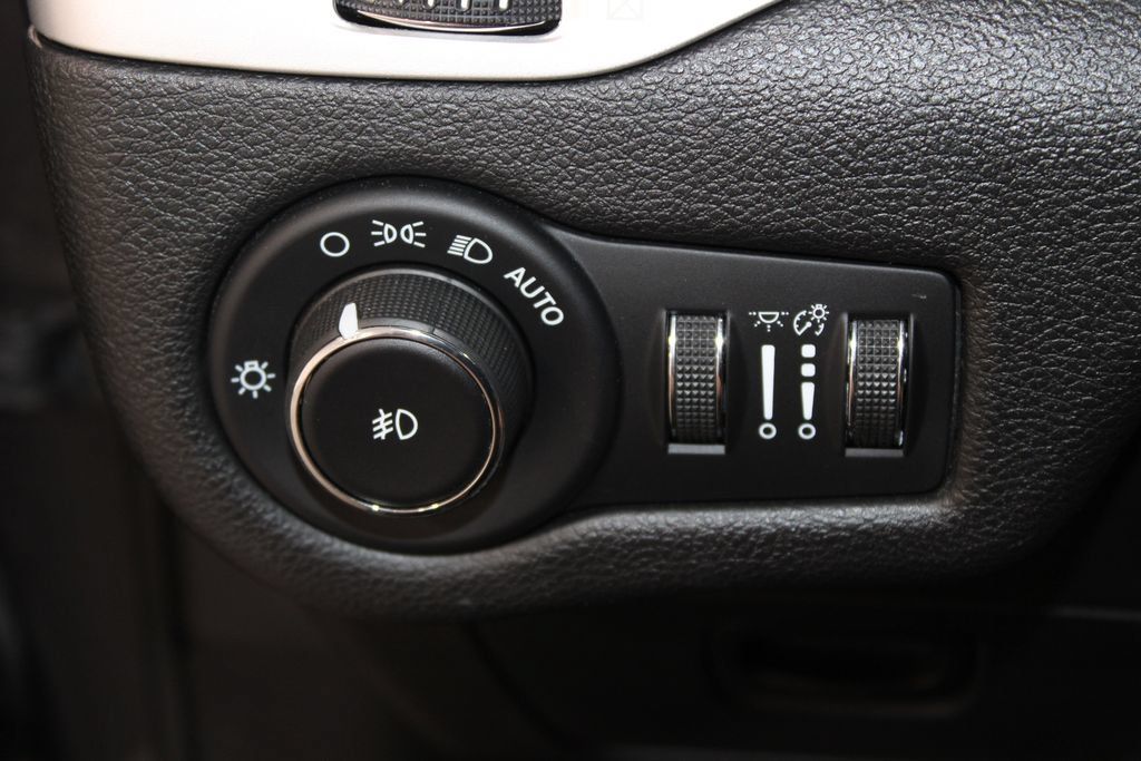 Used 2018 Jeep Cherokee Latitude Plus FWD image 37