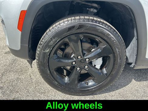 Certified 2025 Jeep Grand Cherokee Limited w/ Black Appearance Package image 19