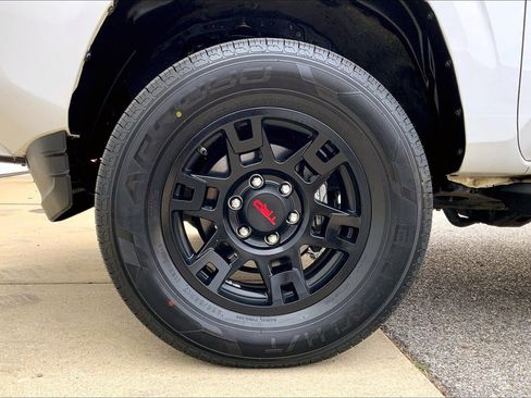 Used 2019 Toyota Tacoma SR AWD/4WD image 9
