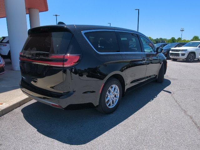 New 2027 Chrysler Pacifica Select w/ Family Tech Group FWD image 35
