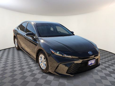 Used 2025 Toyota Camry LE image 6