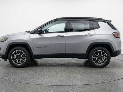 Used 2025 Jeep Compass Trailhawk image 5