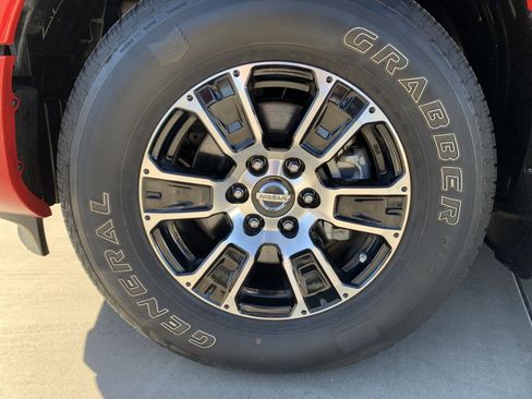 Used 2022 Nissan Titan SV w/ SV Convenience Package image 4