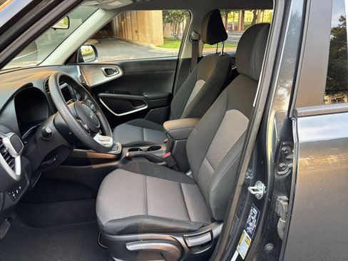 Used 2025 Kia Soul LX w/ LX Technology Package FWD image 31