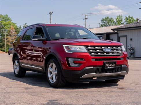 Used 2017 Ford Explorer XLT w/ Equipment Group 202A AWD/4WD image 3