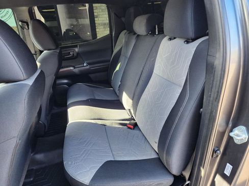 Used 2022 Toyota Tacoma TRD Off-Road image 10