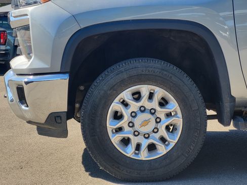 Used 2024 Chevrolet Silverado 2500 LT AWD/4WD image 9