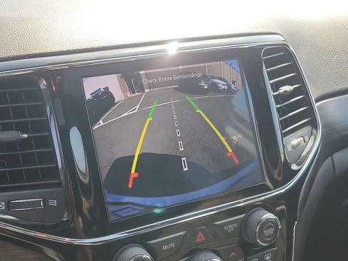 Used 2020 Jeep Grand Cherokee Altitude image 19