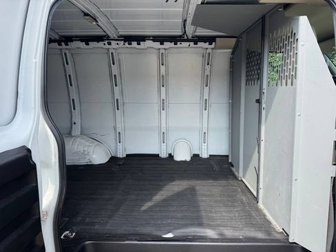 Used 2017 Chevrolet Express 2500 RWD image 16