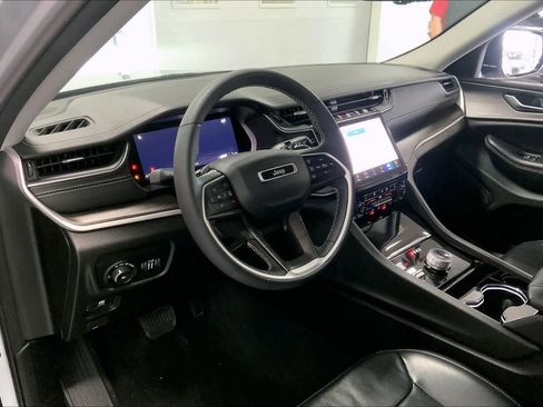 Used 2023 Jeep Grand Cherokee Limited w/ Luxury Tech Group II image 2