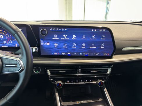 Used 2025 Chevrolet Traverse LT FWD image 17