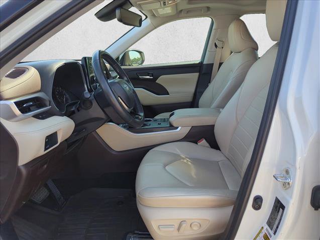Used 2021 Toyota Highlander XLE FWD image 12