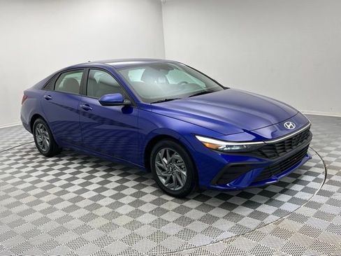 Used 2024 Hyundai Elantra SEL image 3