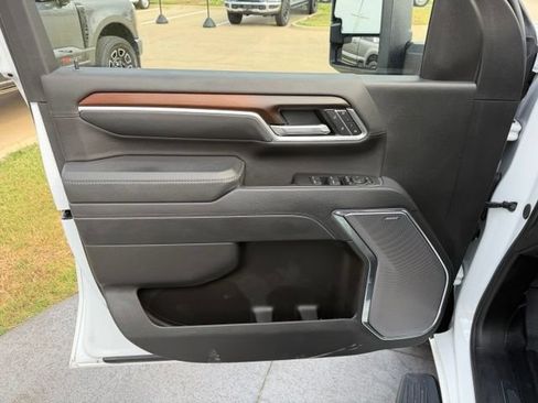 Used 2025 GMC Sierra 2500 Denali w/ Denali Reserve Package AWD/4WD image 9