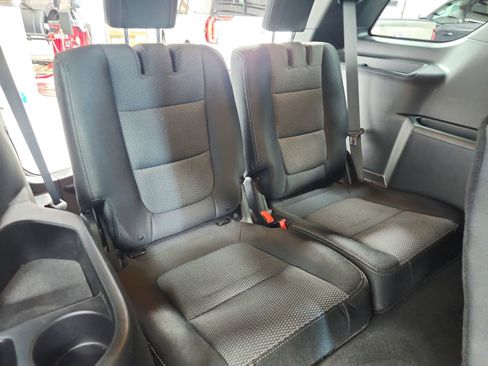 Used 2018 Ford Explorer XLT image 39