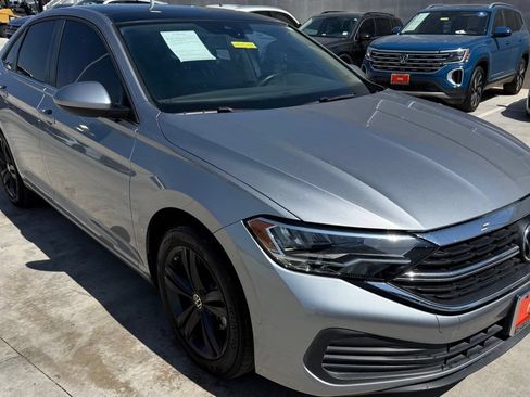 Used 2024 Volkswagen Jetta SE w/ Panoramic Sunroof Package FWD image 2