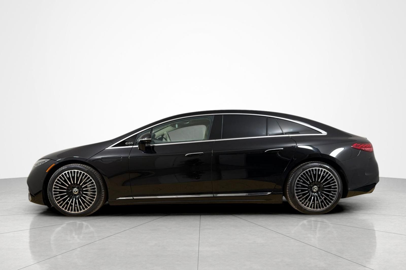 Used 2022 Mercedes-Benz EQS 580 4MATIC Sedan w/ Pinnacle Trim Package image 2