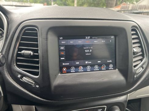 Used 2019 Jeep Compass Latitude w/ Cold Weather Group FWD image 25