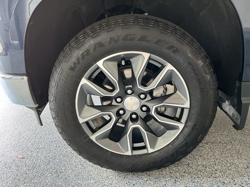Used 2023 Chevrolet Silverado 1500 LT AWD/4WD image 30